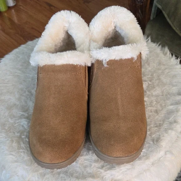 Minnetonka Tan Winter Boots with White Fur Lining - Picture 2 of 10